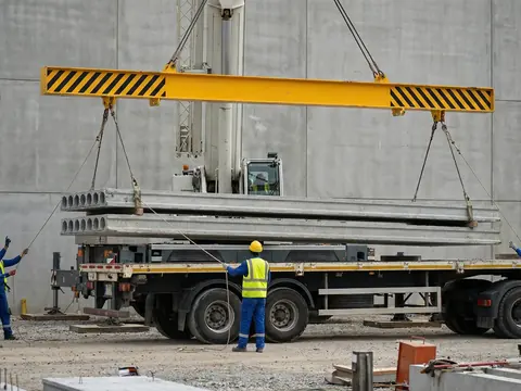 Chargement de dalles alvéolées sur un camion à l'usine GEP