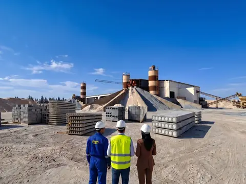 Équipe GEP sur le parc de l'usine de Jbel El Ouest, à Zaghouan
