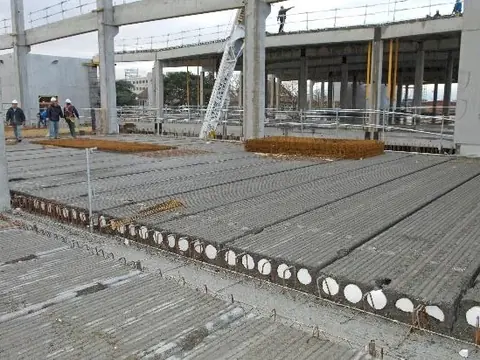 Plancher en dalles alvéolées GEP posé sur un chantier